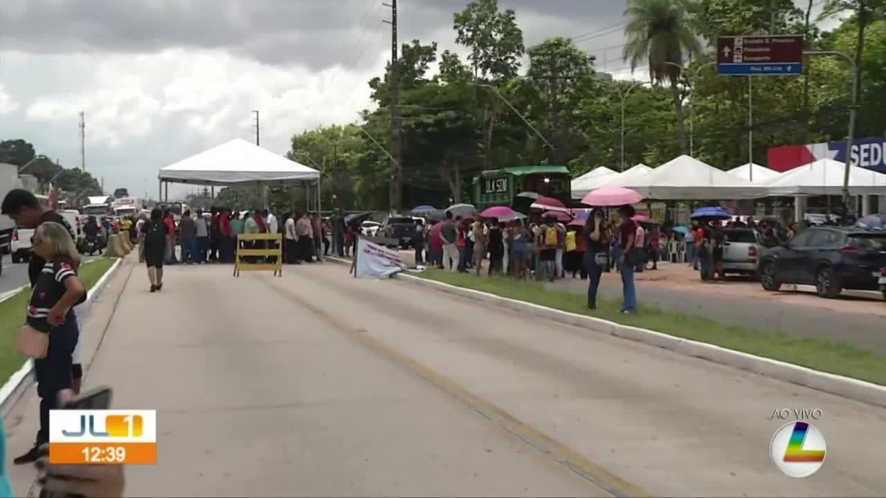 Professores protestam em frente à Secretaria de Educação do Pará em apoio à ocupação por indígenas