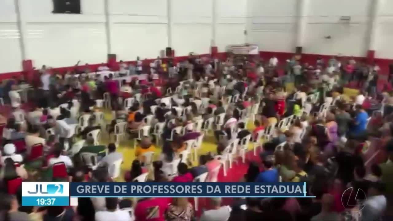 Professores decidem manter greve no Pará e grupo protesta no prédio da Secretaria Estadual da Fazenda, em Belém