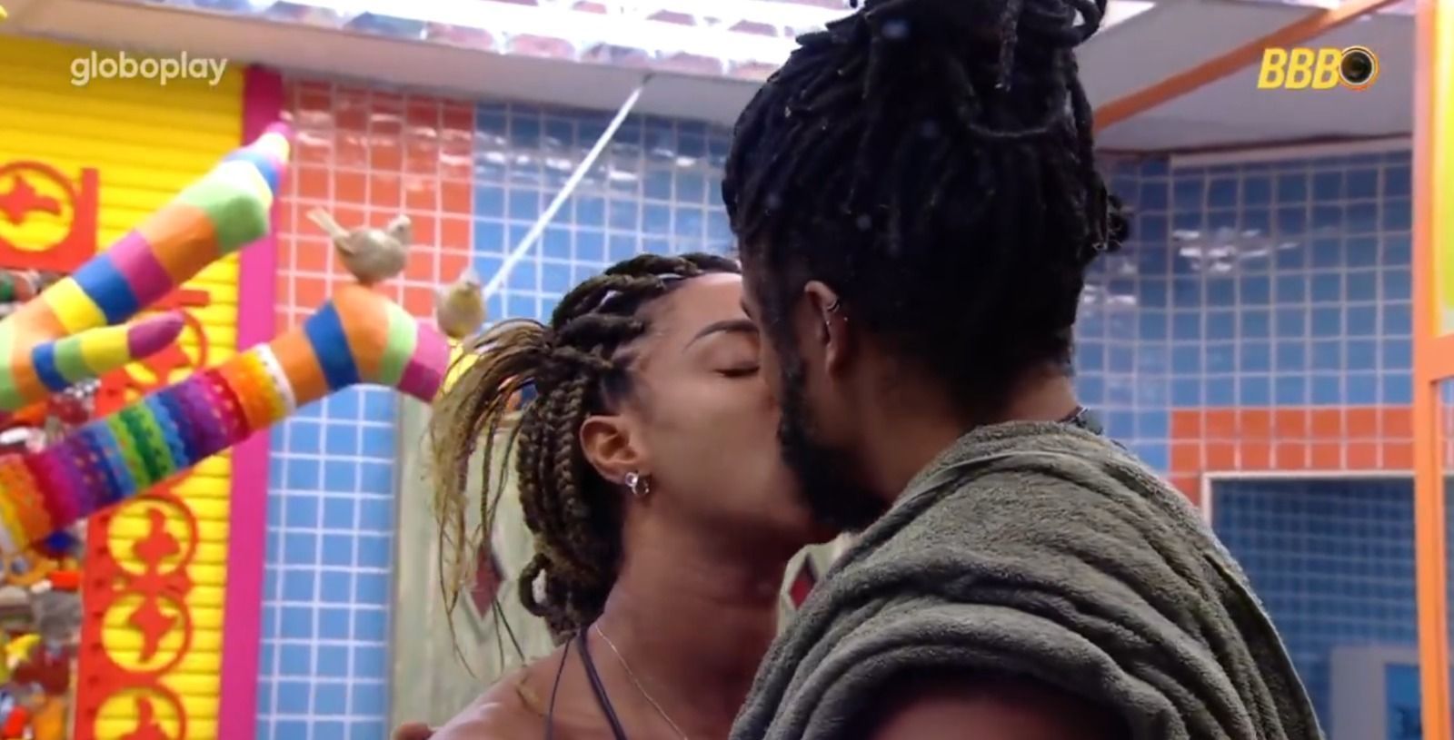 BBB 25: Aline e Diogo Almeida dão mais um beijão após banho; assista