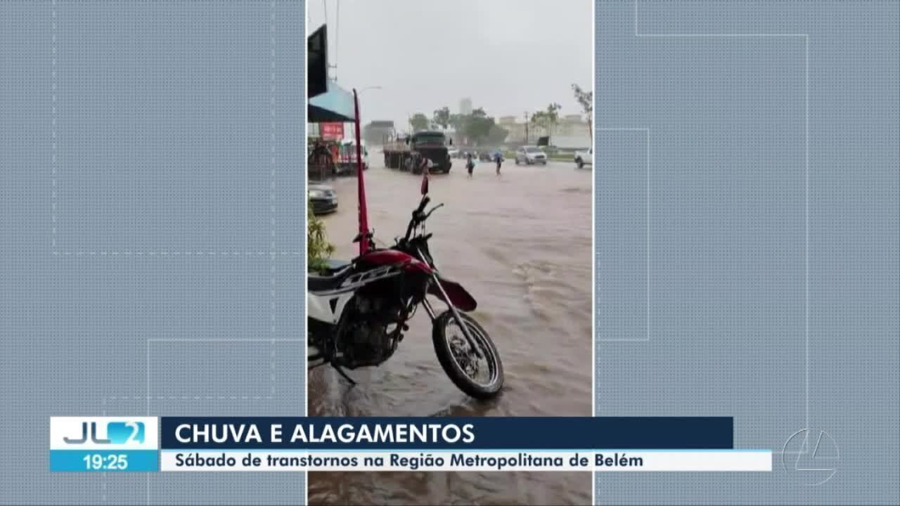 Forte chuva causa alagamentos na BR-316 e passageiros de ônibus são obrigados a meter o pé na água no PA