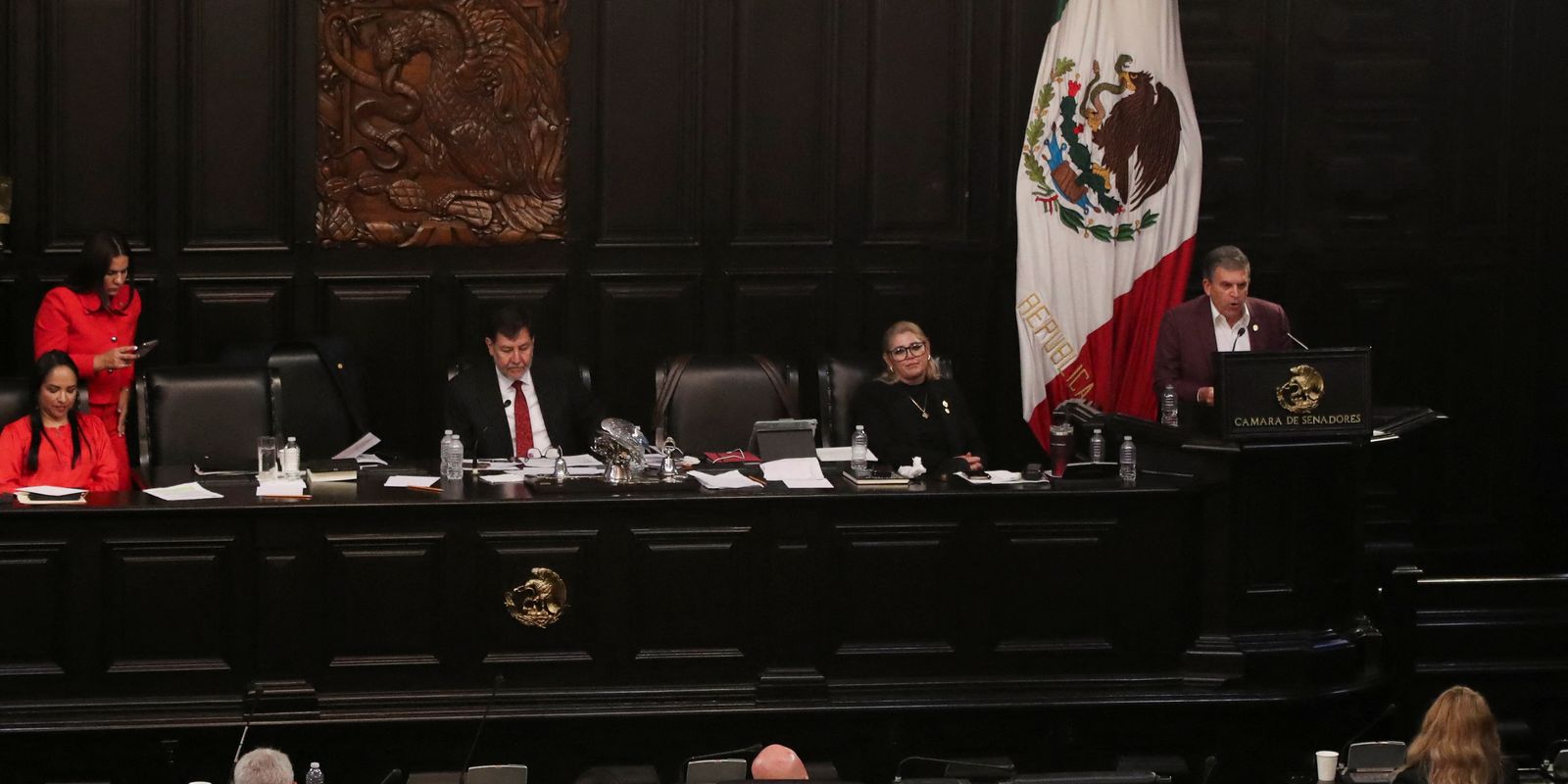 México avança com reforma que reestatiza petróleo e energia elétrica