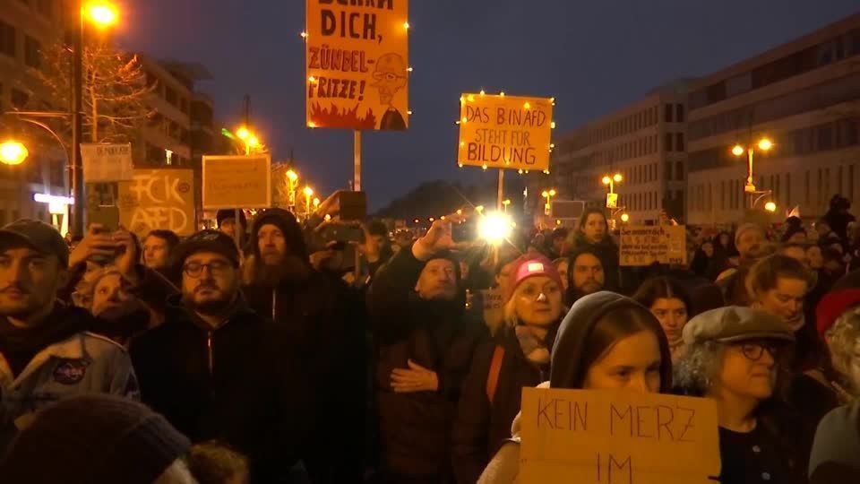 Milhares protestam em Berlim contra proposta de limitar a imigração