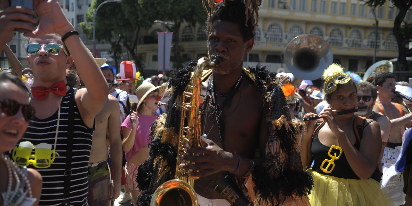 Blocos, bailes e escolas de samba devem reunir 8 milhões no Rio