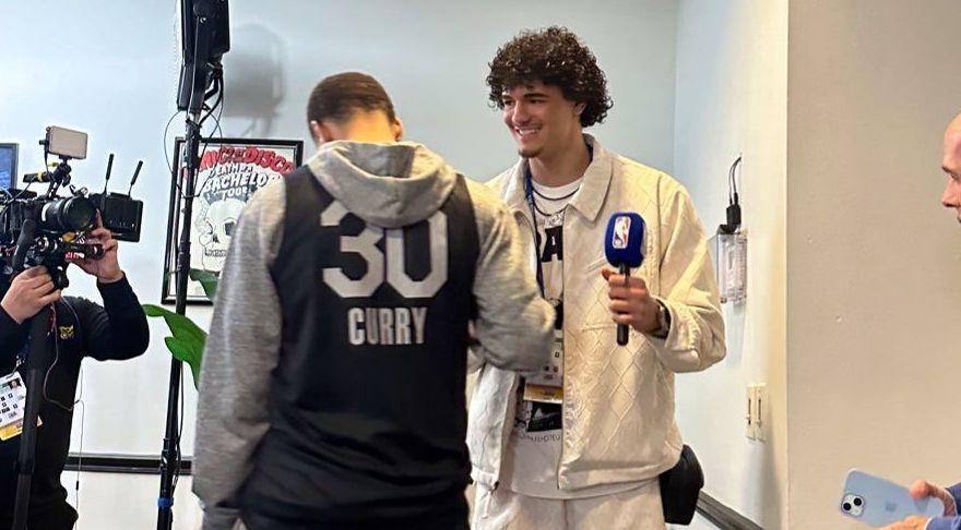 Gui Santos tieta Curry e pede conselho em coletiva do NBA All-Star Game