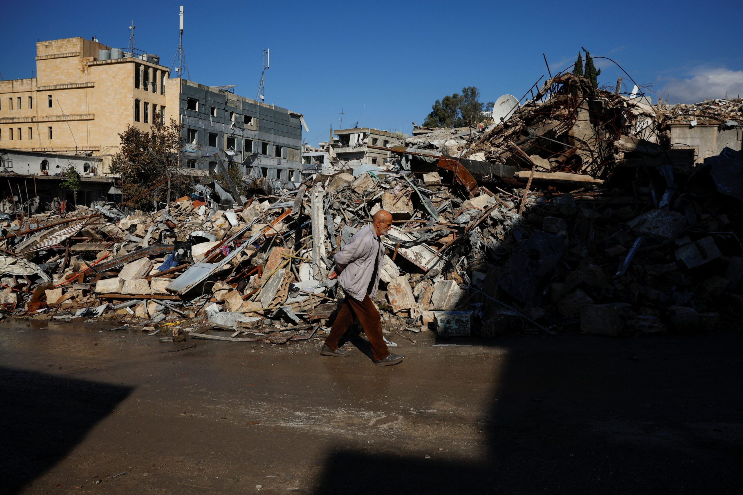 Moradores do sul do Líbano procuram mortos em aldeias destruídas por Israel