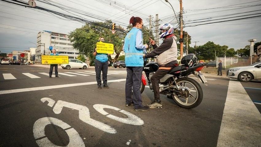 Motociclista é multado duas vezes na mesma avenida em menos de uma hora