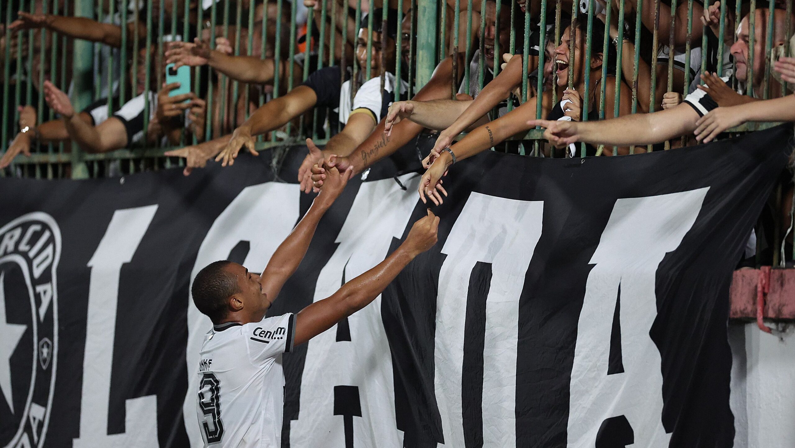 Botafogo marca no fim, vence o Nova Iguaçu e sobe na tabela do Carioca