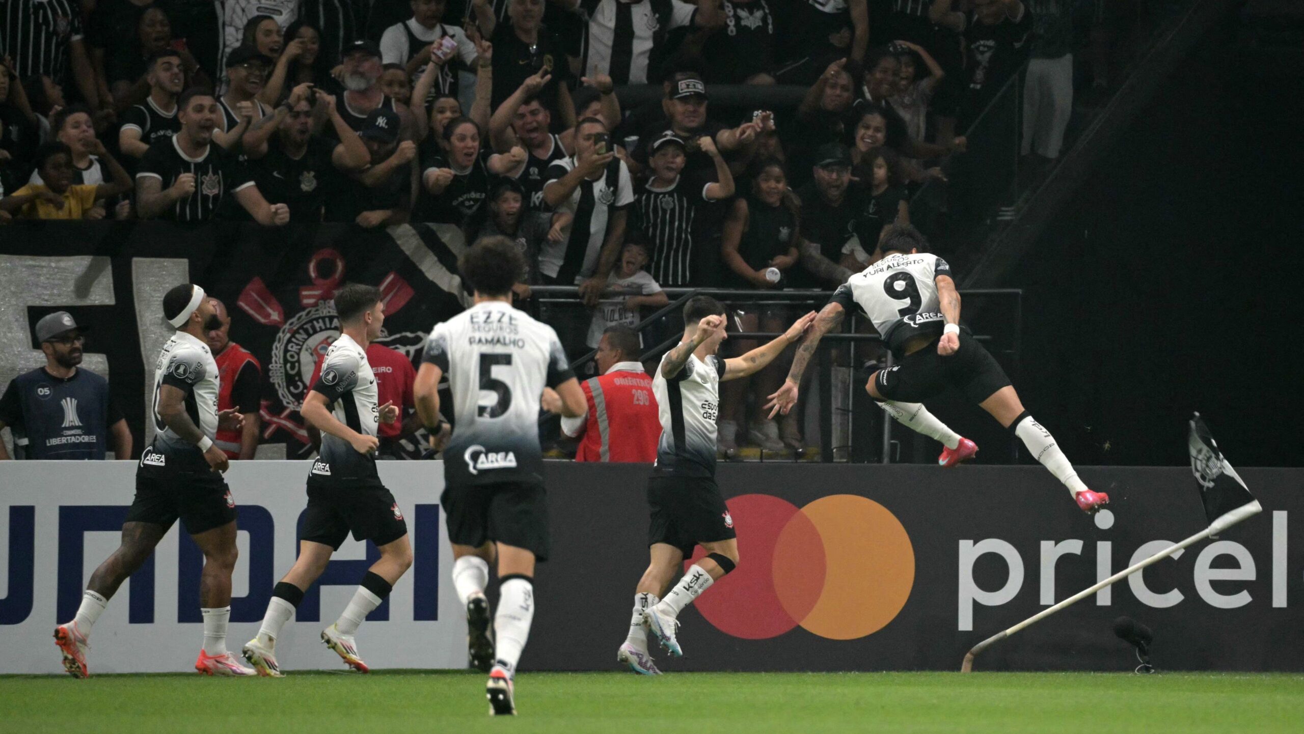 Mesmo com classificação, torcida do Corinthians entoa gritos de protesto