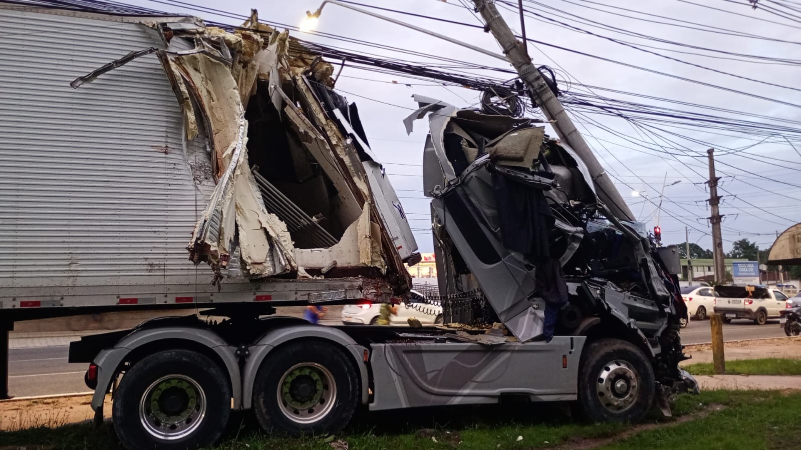 Carreta bate em veículos e colide com poste na av. Augusto Montenegro, em Belém