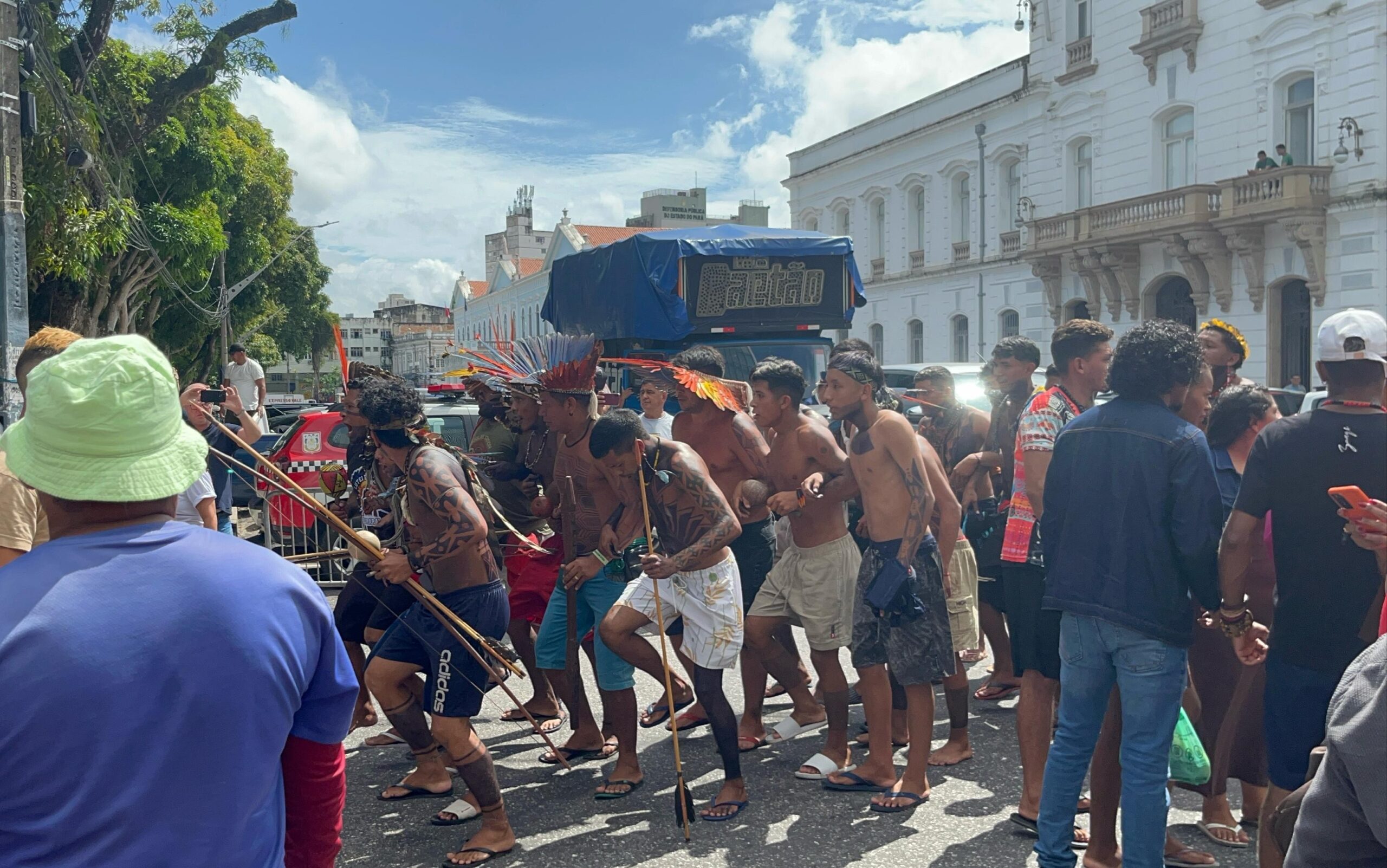 Alepa vota revogação de lei que alterou educação escolar indígena no Pará; manifestantes acompanham