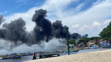 RJ: Bombeiros controlam incêndio em fábrica de óleo na Ilha do Governador