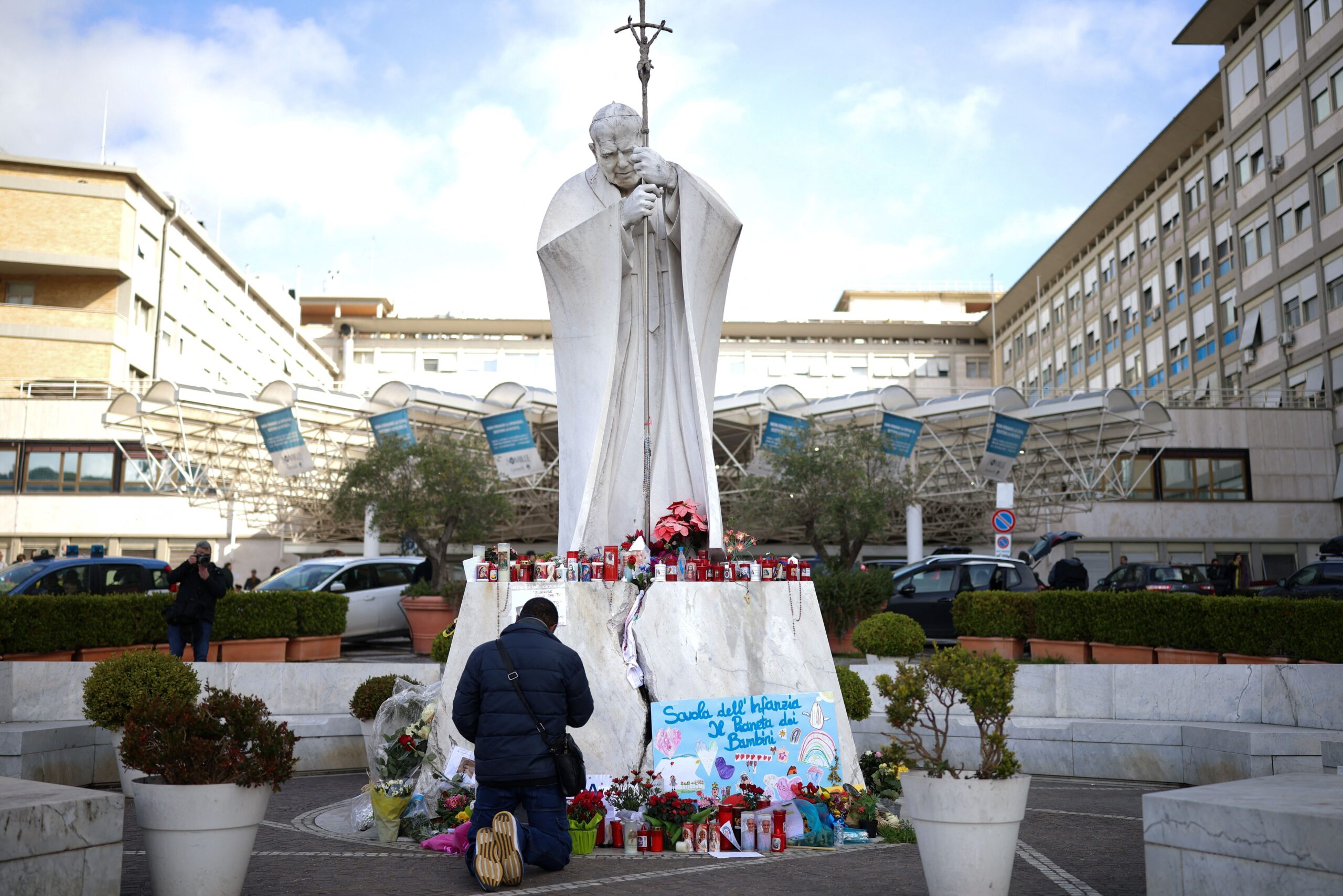 Internado há três semanas, Papa Francisco tem noite tranquila no hospital