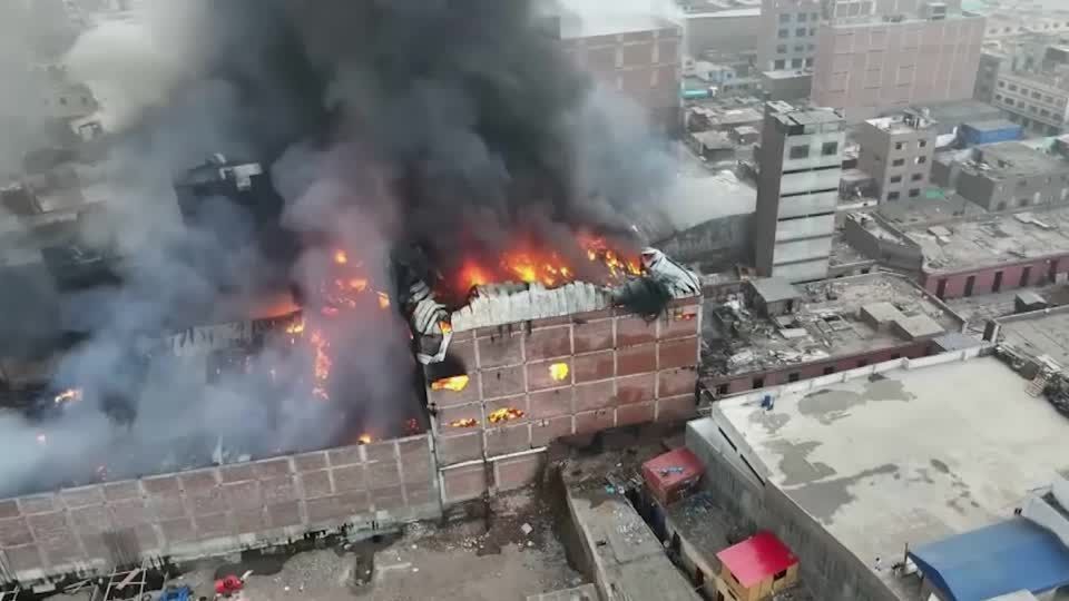 Grande incêndio atinge armazém clandestino no centro de Lima, no Peru