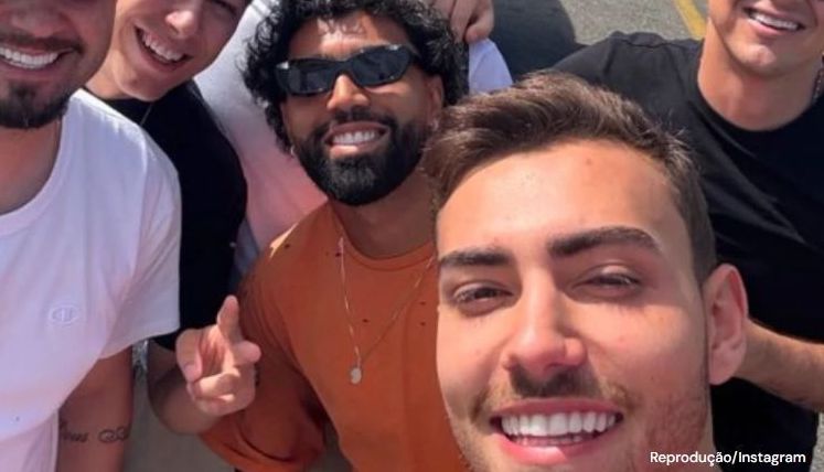 Gabigol curte Carnaval do RJ com filho do presidente do Cruzeiro