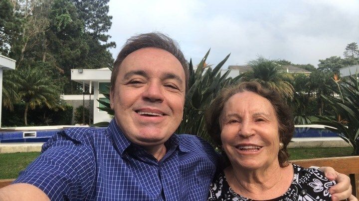 Mãe de Gugu Liberato é internada aos 95 anos com suspeita de AVC