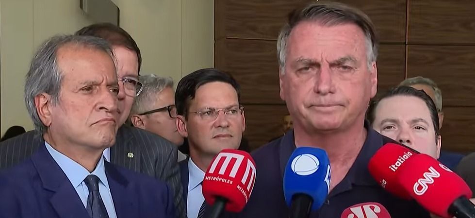 Querem me tirar do cenário político do ano que vem, diz Bolsonaro