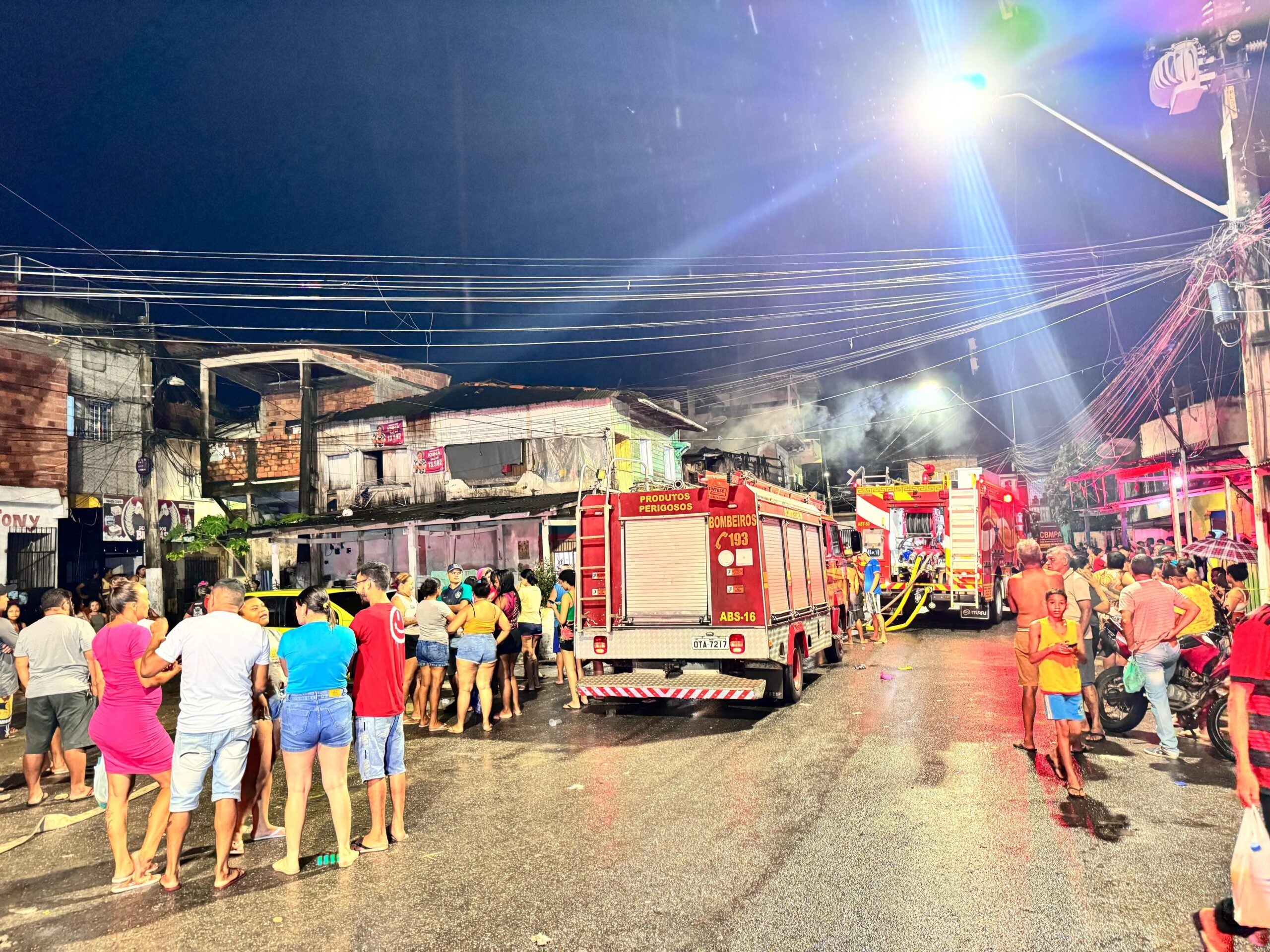 Incêndio atinge vila de casas no bairro do Jurunas, em Belém