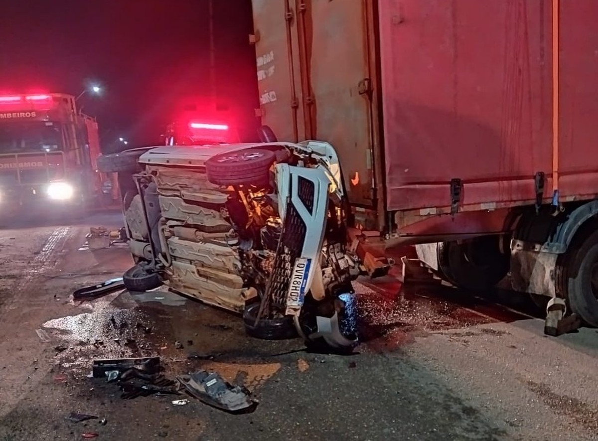 Motorista morre após carro bater na traseira de carreta em Paragominas, no Pará