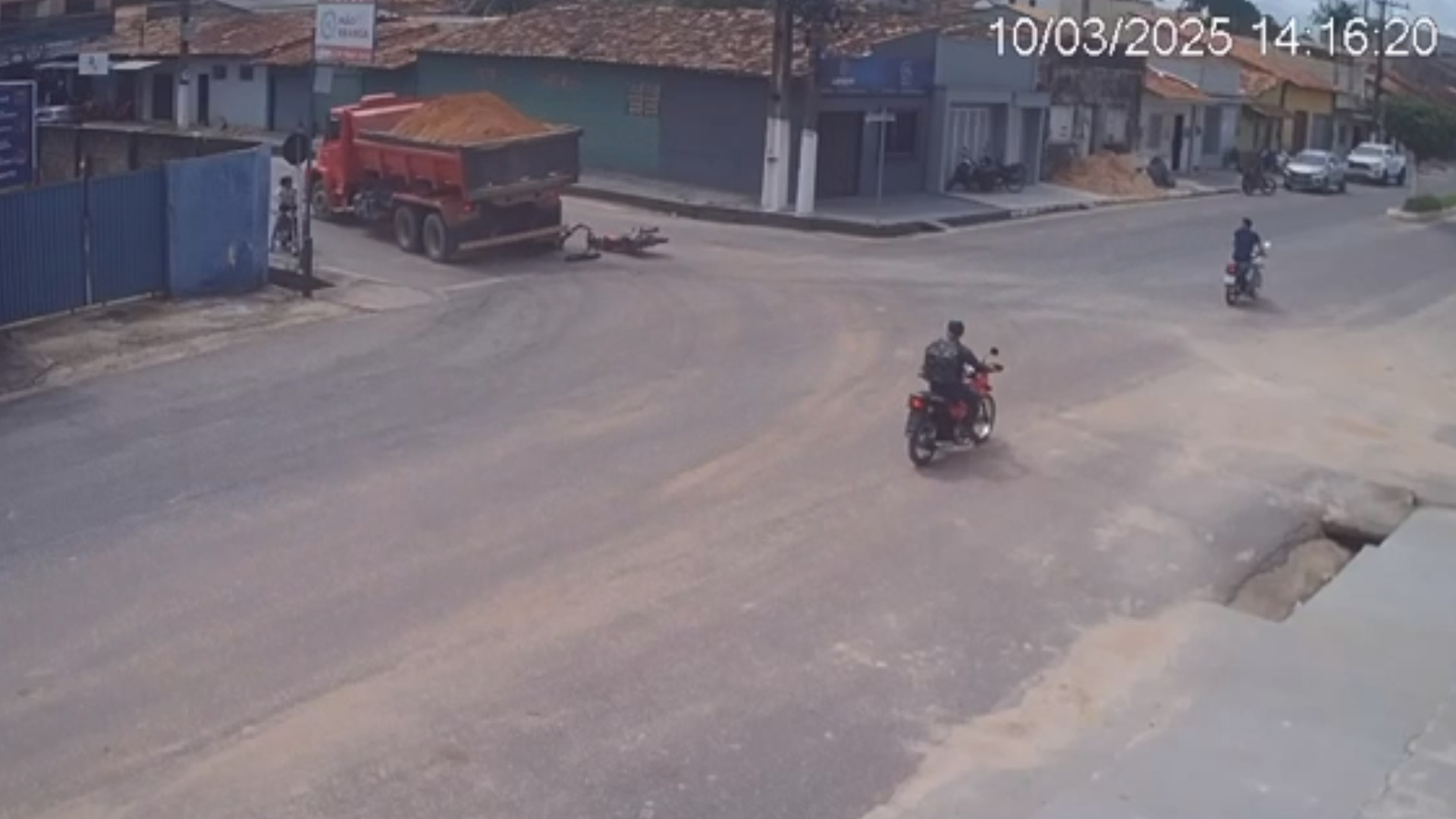 Motociclista morre esmagado por caminhão de terra em Capitão Poço, no Pará; VÍDEO | Pará