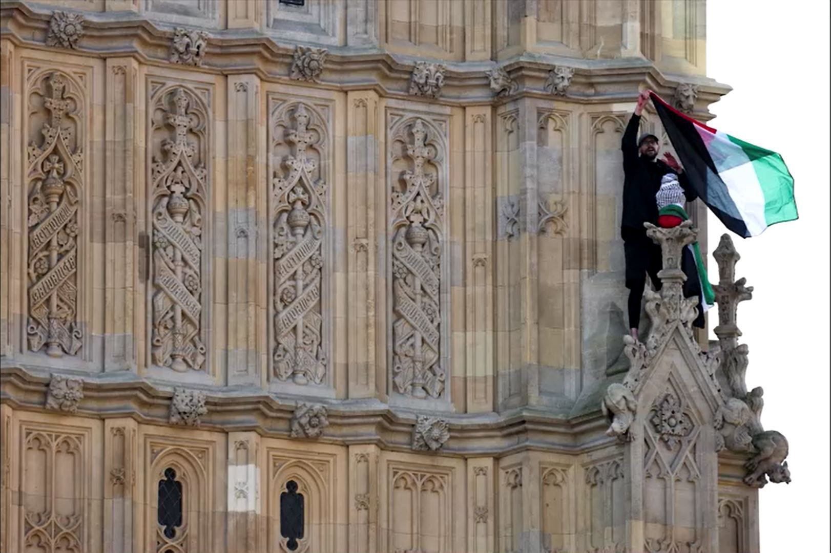 Homem é preso após escalar Big Ben com bandeira palestina