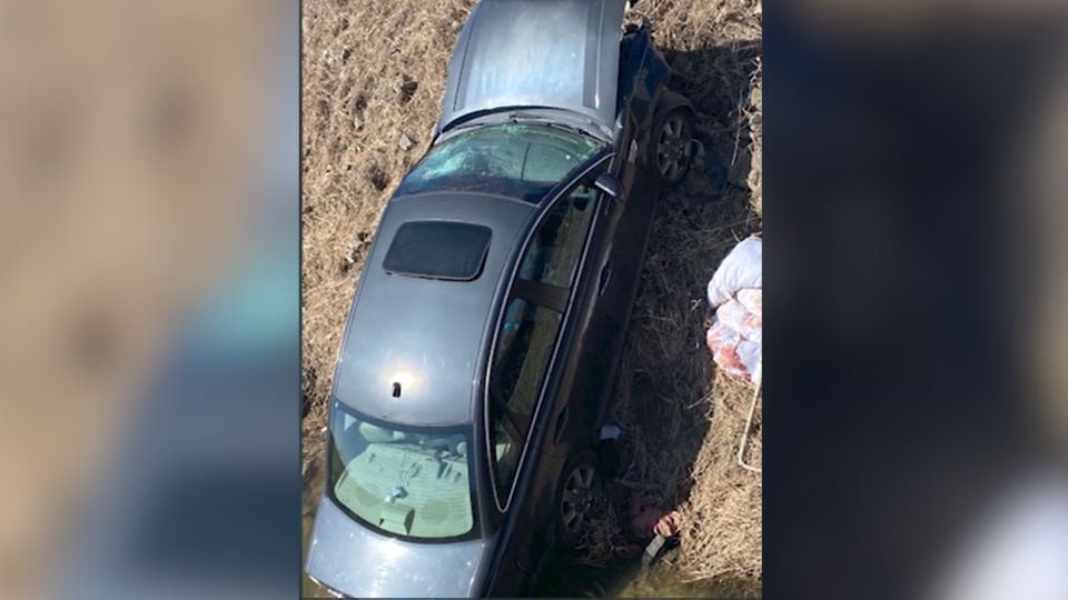 Mulher sobrevive após ficar seis dias presa em carro nos EUA