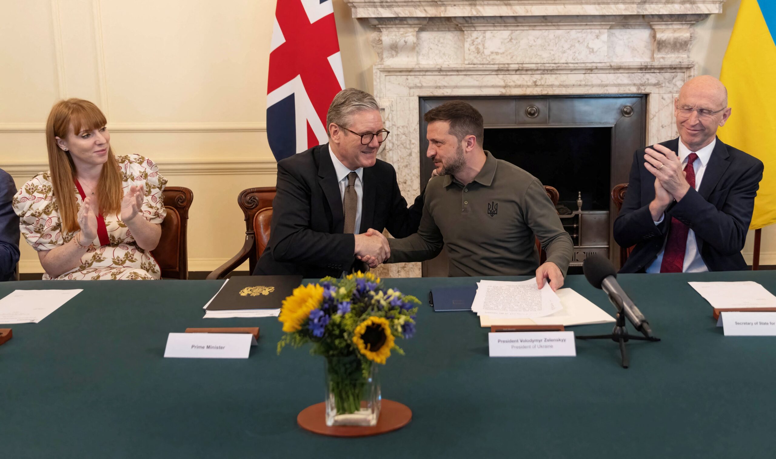 Starmer tenta relançar acordo de paz na Ucrânia em cúpula no Reino Unido