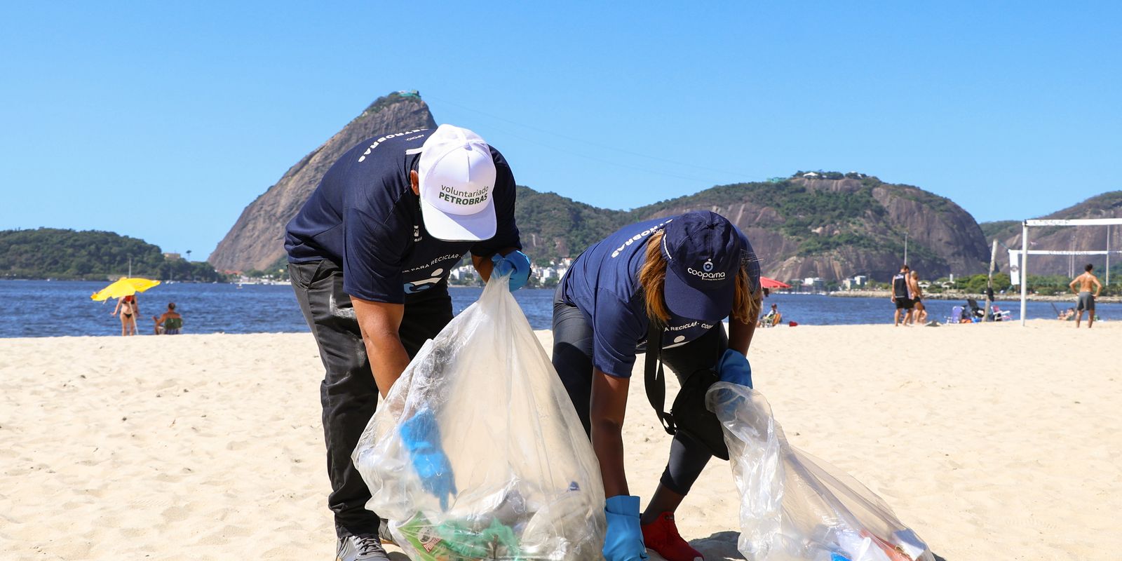 Voluntários retiram mais de 600 kg de resíduos da Baía de Guanabara