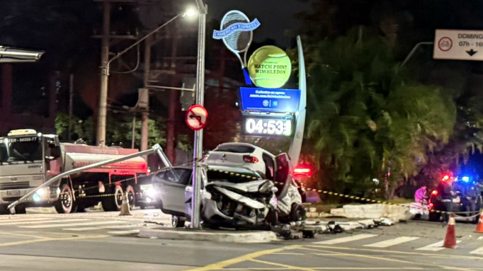 Acidente deixa feridos e carros empilhados em bairro nobre de São Paulo