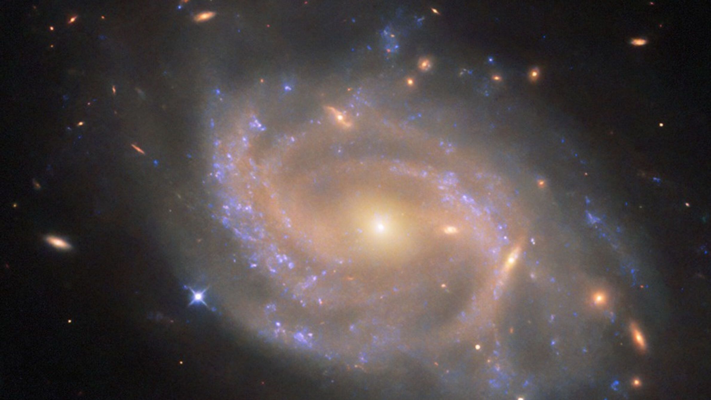 Hubble tira foto de galáxia espiral há 137 milhões de anos-luz da Terra