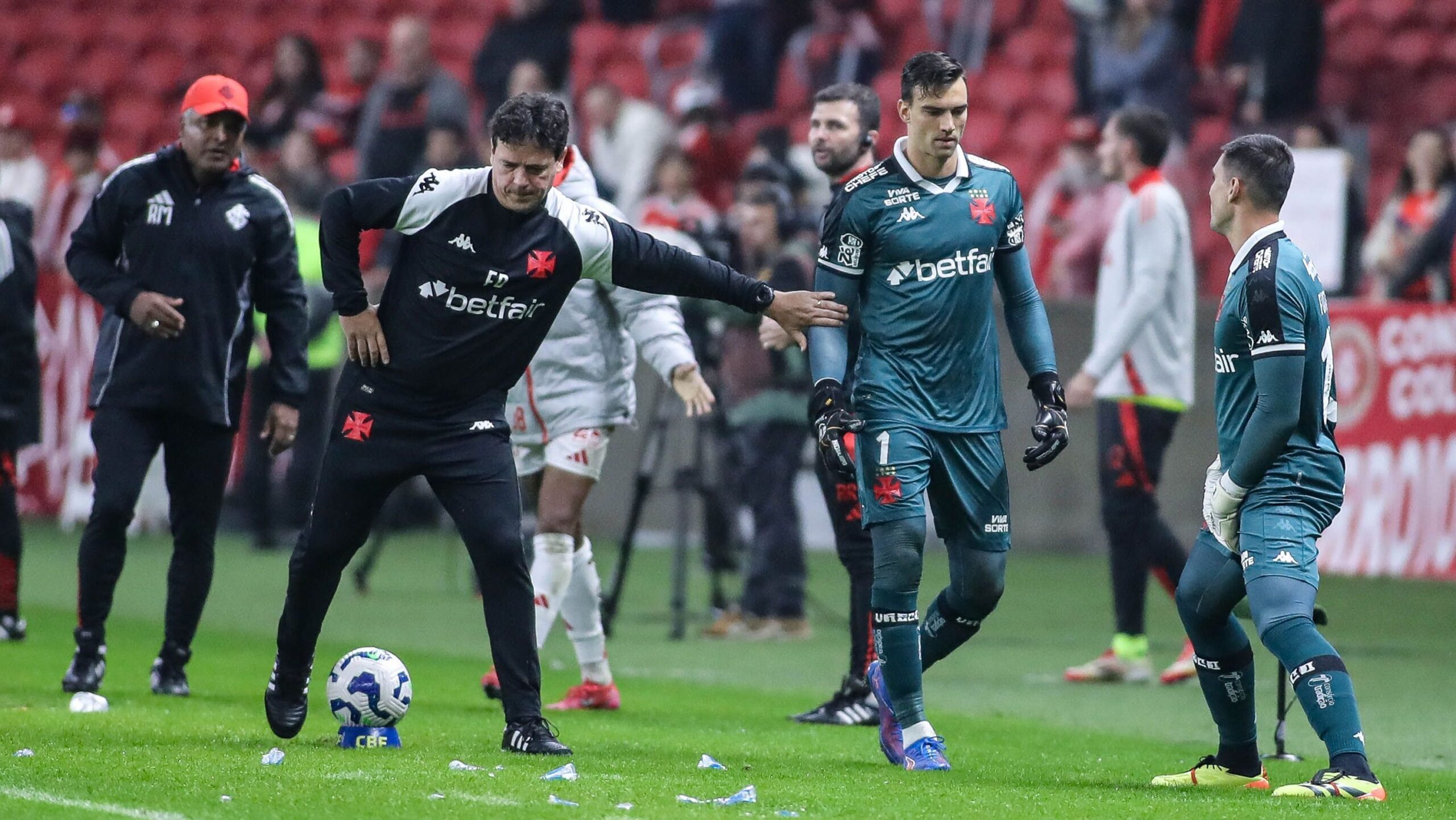 Léo Jardim é expulso por fazer “cera” e desfalca Vasco no Brasileiro