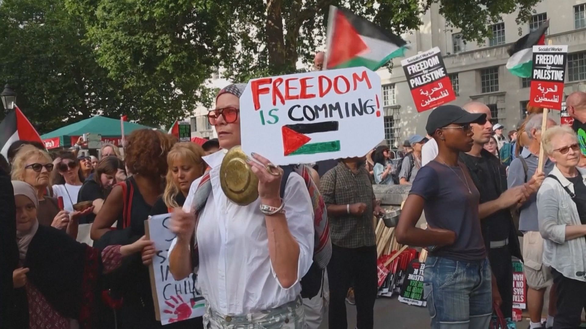 Milhares de pessoas protestam em Londres contra fome em Gaza