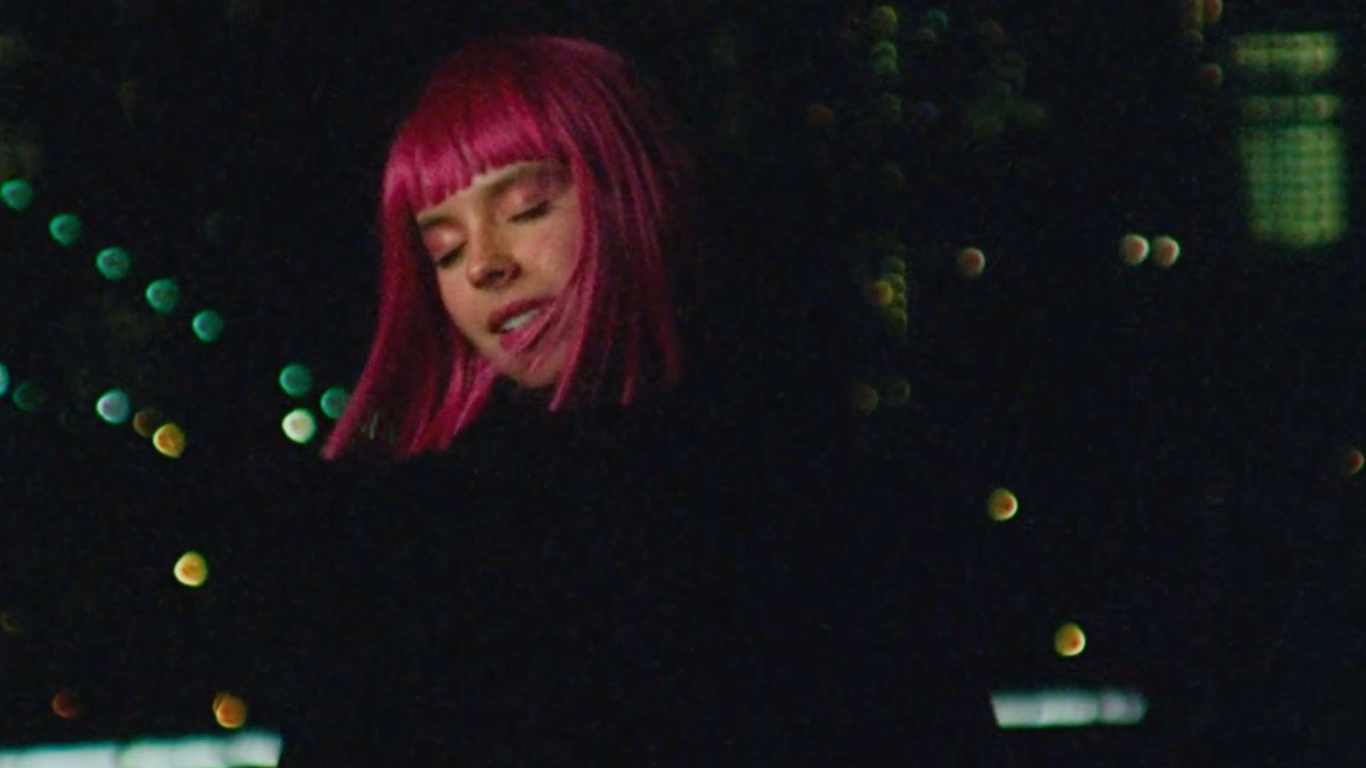 Antes do início da turnê, Flor Gil lança clipe de “Cinema Love”; assista