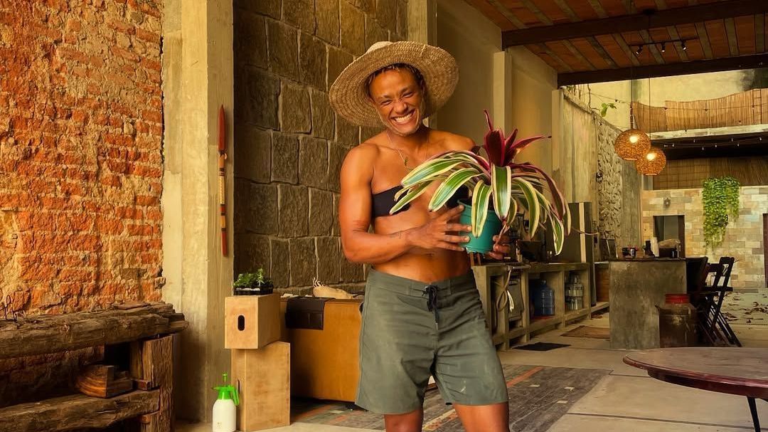 Após transição, noivo de Thalita Carauta posa sem camisa