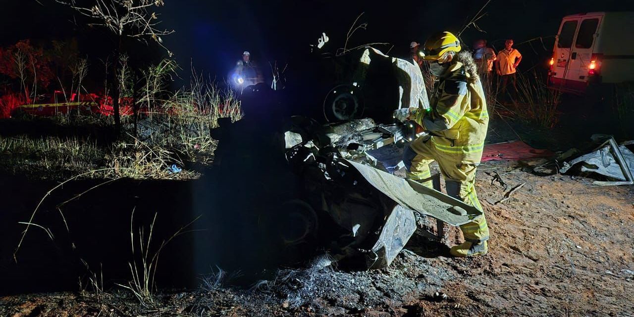 Cinco pessoas morrem em acidente entre carro e carreta em rodovia de MG