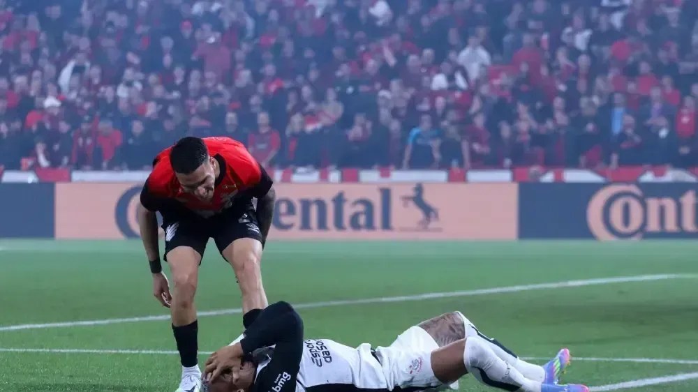 Corinthians: Matheuzinho sente lesão e preocupa para jogo contra Palmeiras