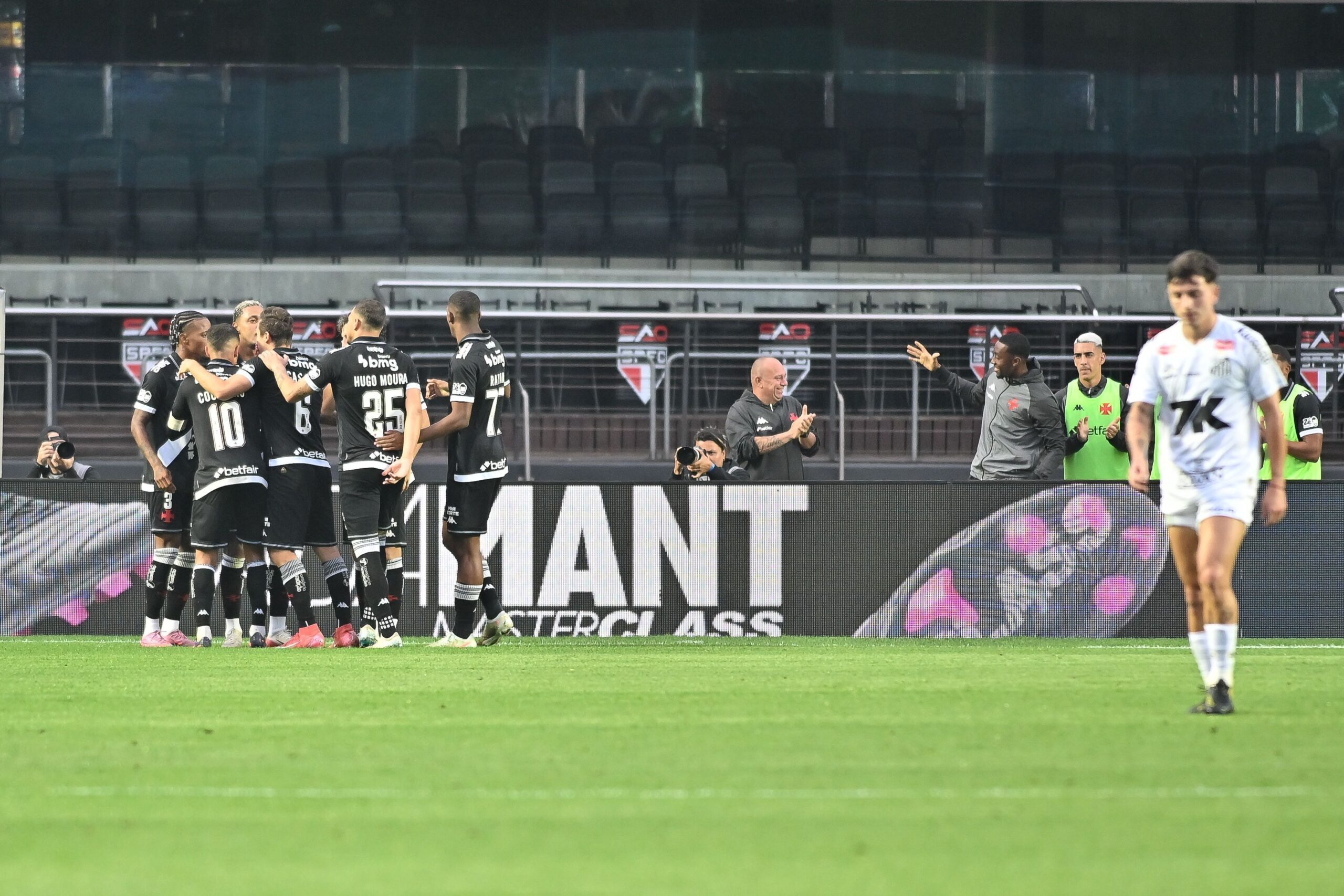Coutinho supera Neymar, e Vasco humilha Santos com goleada no Brasileirão