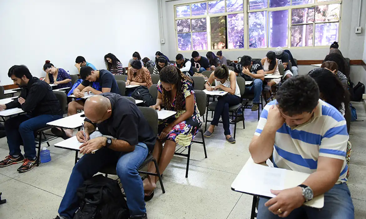 Encceja 2025: mais de 700 mil pessoas fazem exame neste domingo (3)