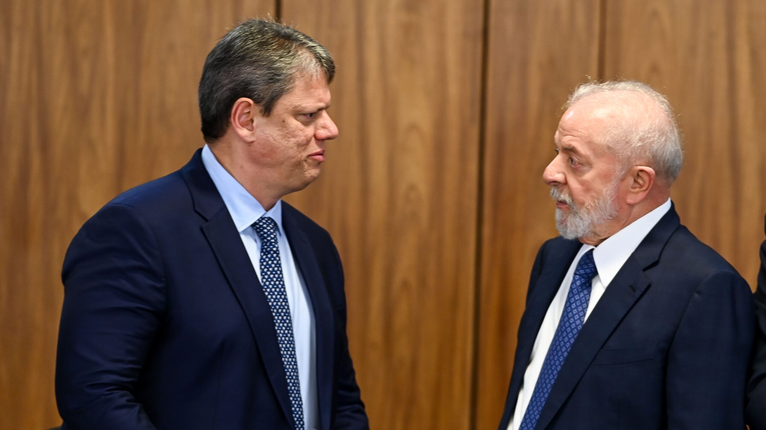 Lula e Tarcísio disputam protagonismo em operações contra crime organizado