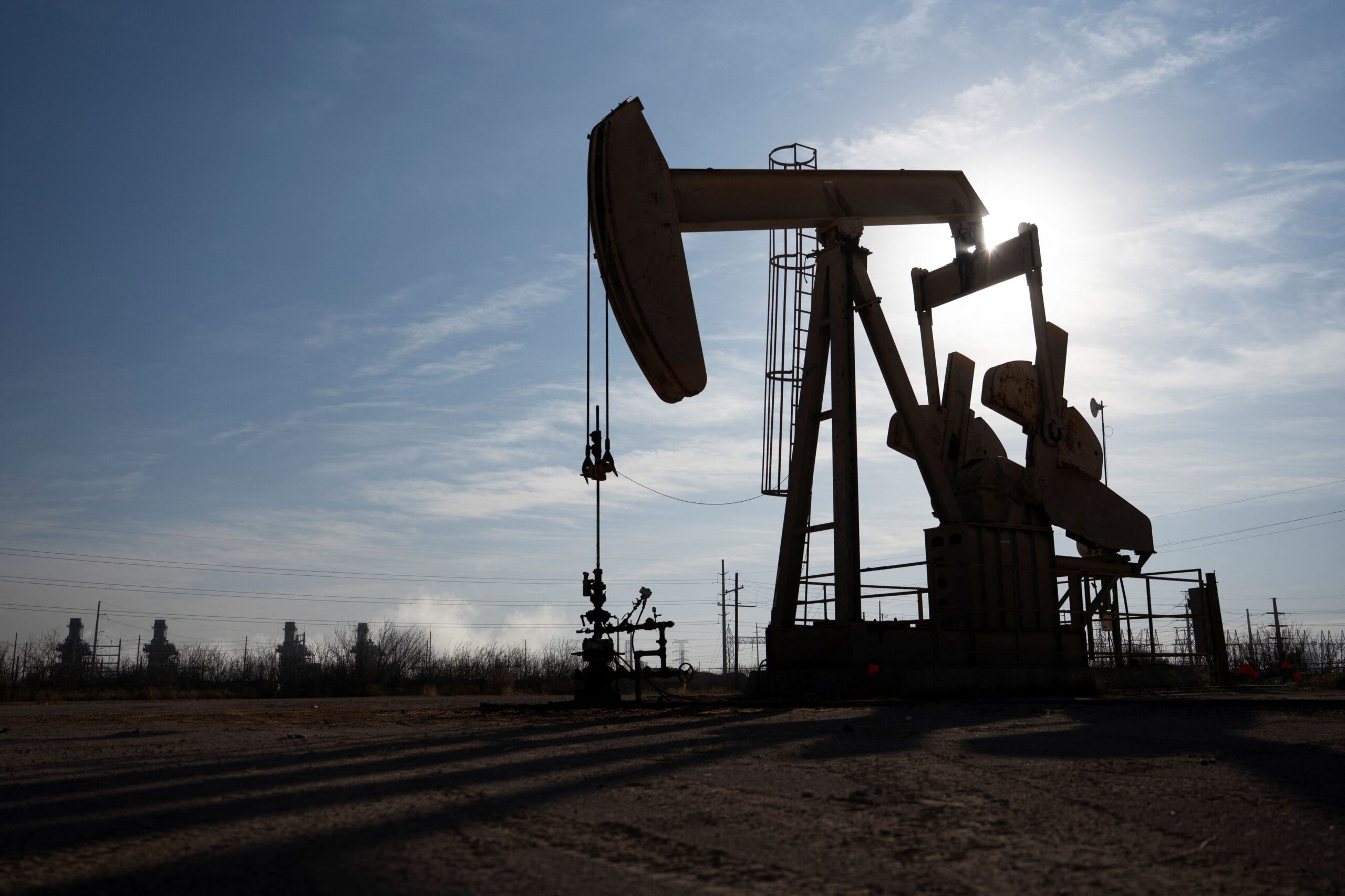 Petróleo fecha em queda com apreensão sobre oferta da Opep
