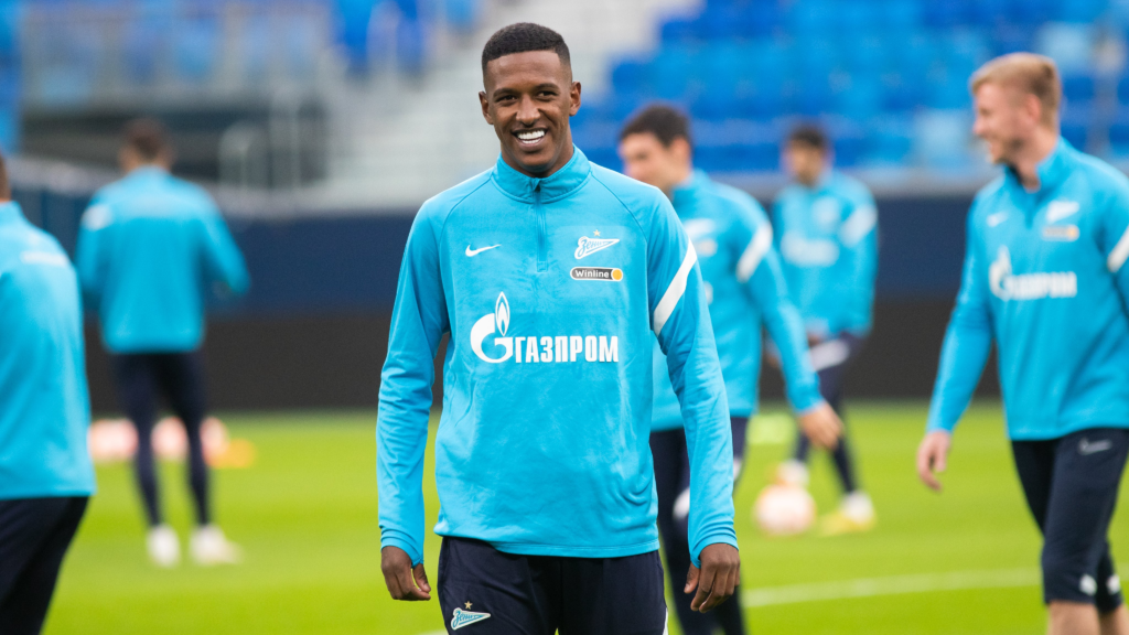Robert Renan desembarca no Rio de Janeiro para assinar com o Vasco