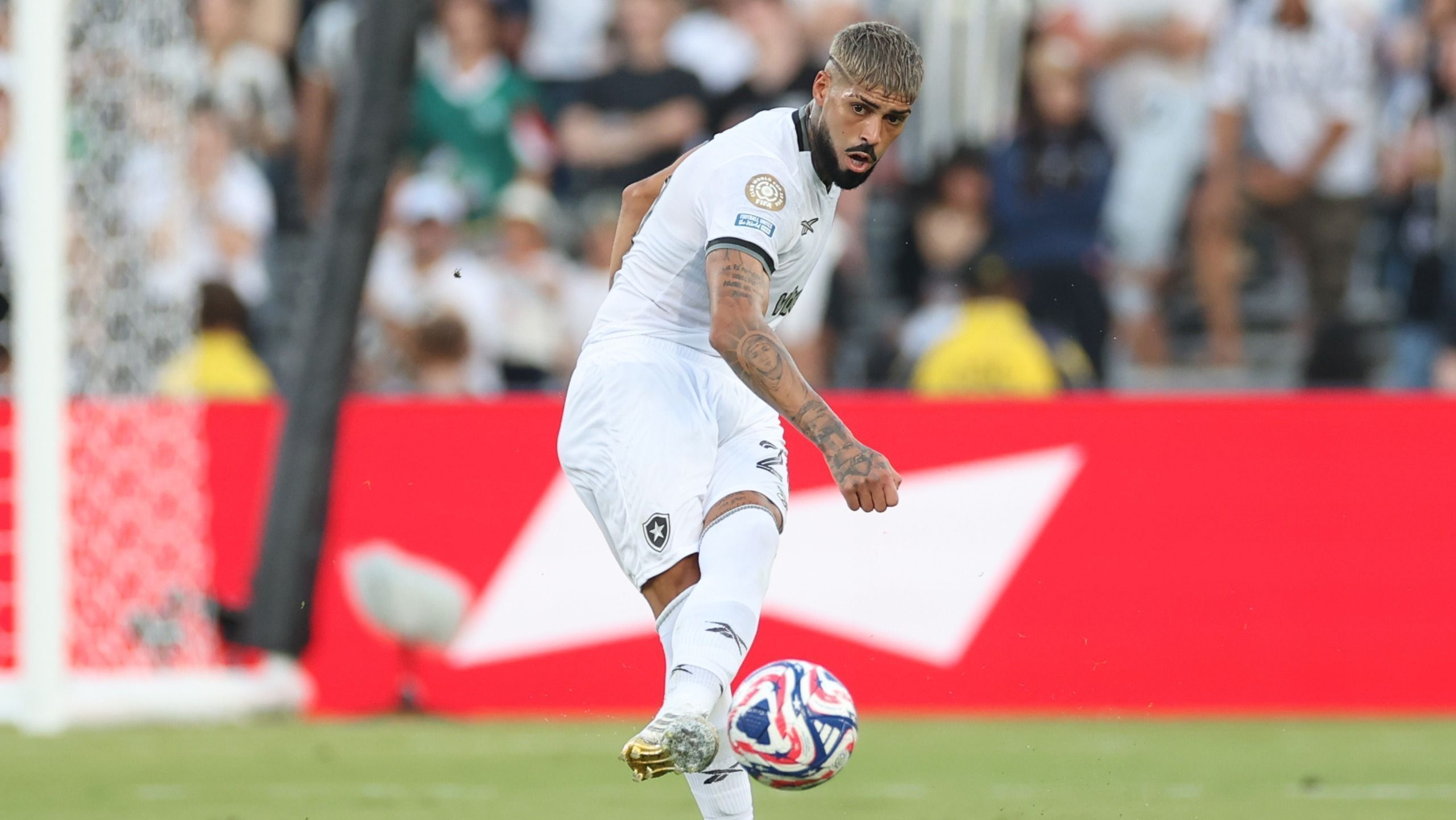 Titular do Botafogo é cobrado por torcedor e sobe o tom em resposta
