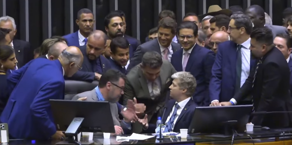 Van Hattem senta em cadeira de Hugo e só sai após negociação