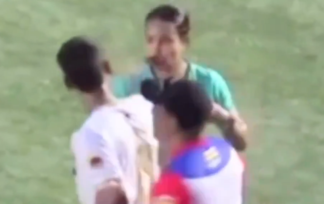 Árbitra leva tapa no rosto em partida na Colômbia; veja