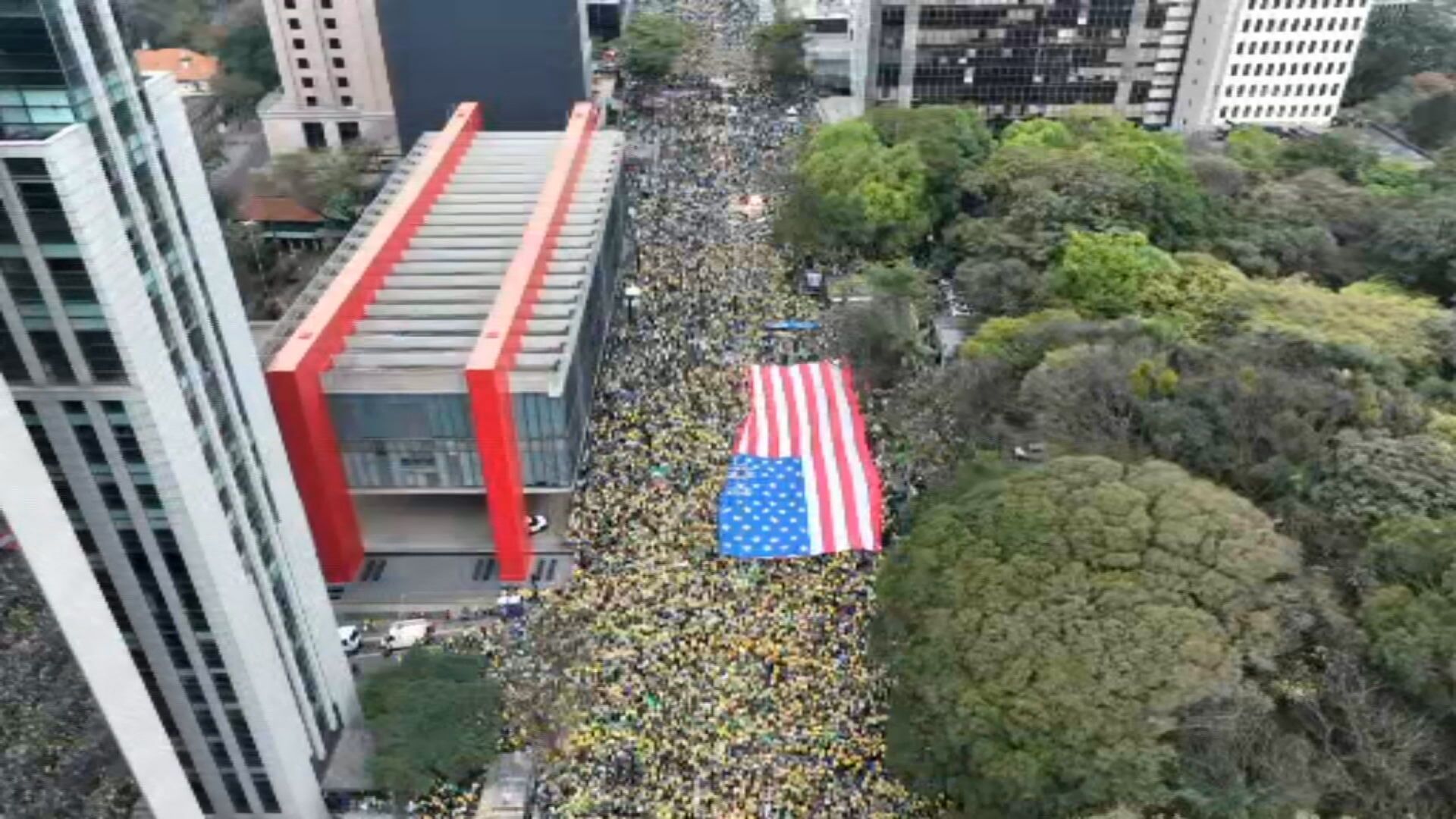 Bolsonaristas estendem bandeira dos EUA em ato pró-anistia