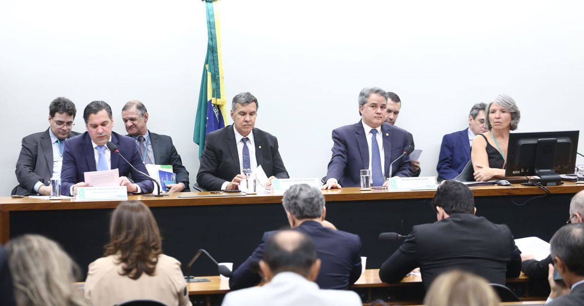 CMO aprova proposta que amplia Fundo Eleitoral para R$ 4,9 bilhões em 2026