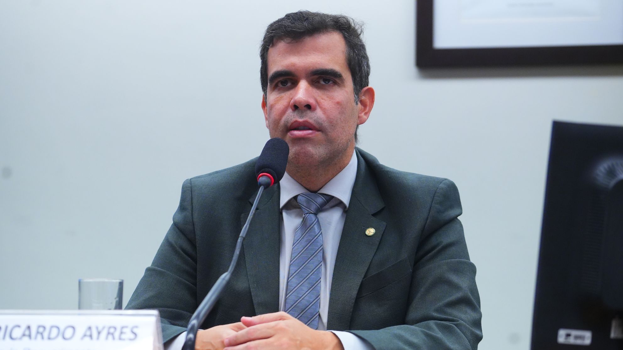 Dino manda suspender inquérito de Ricardo Ayres no STJ e remeter ao STF
