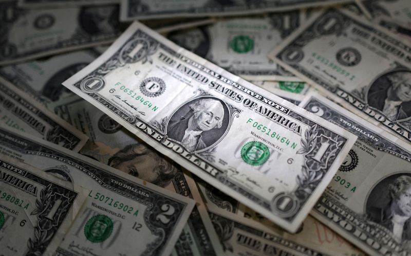 Dólar opera em leve alta com investidores à espera de dados dos EUA