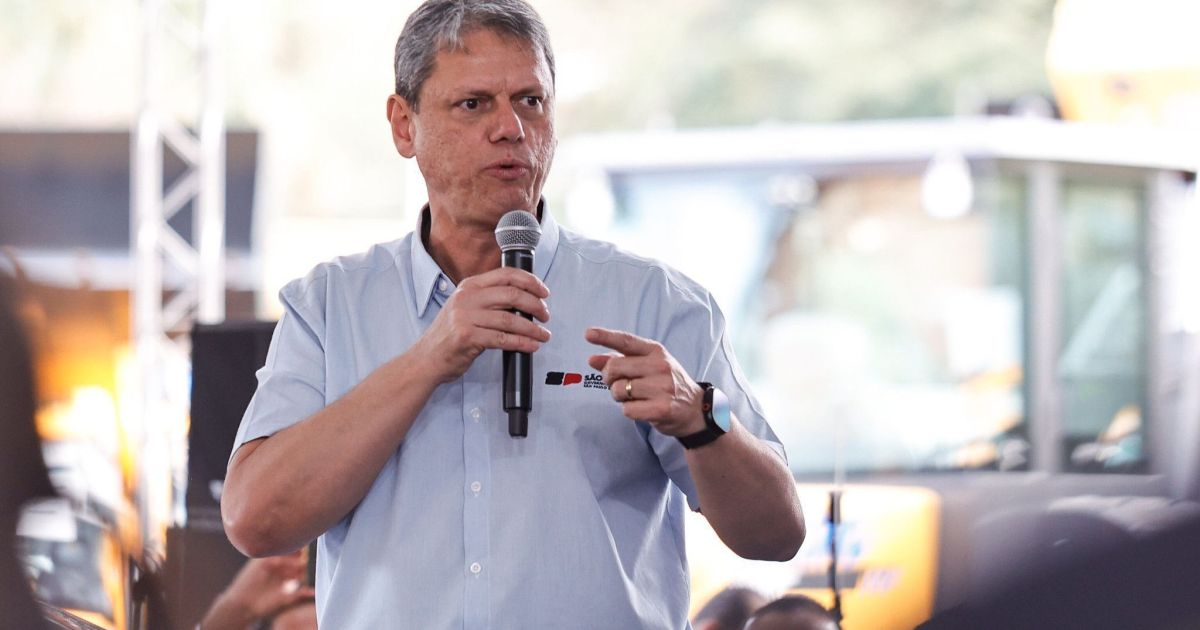 Especialista: Tarcísio vive dilema entre bolsonarismo e rejeição
