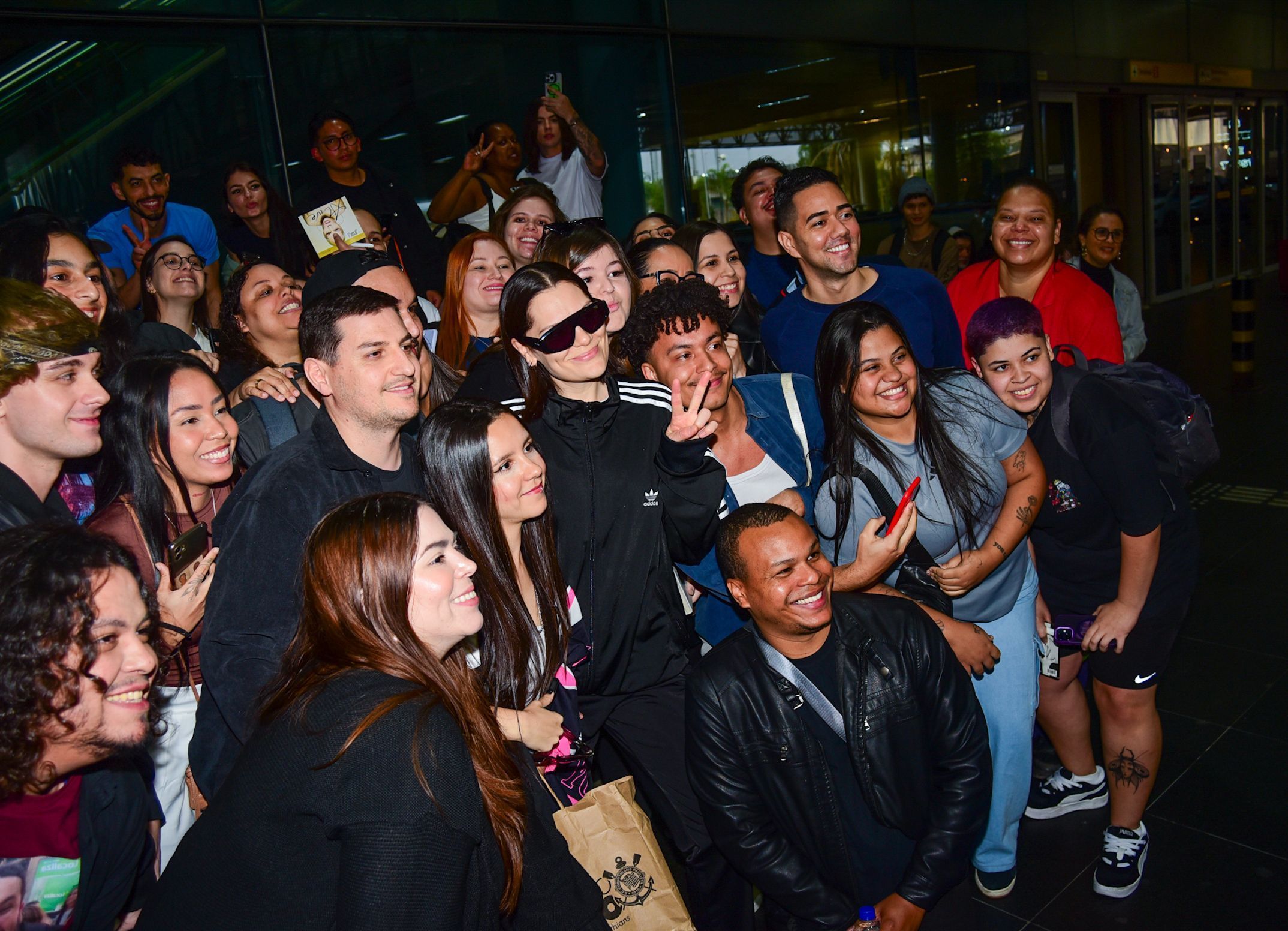 Jessie J desembarca no Brasil em meio a tratamento de câncer; confira