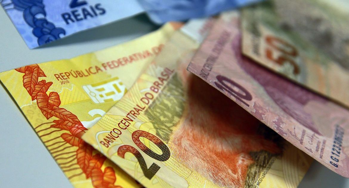 Juros futuros caem com mercado à espera de paralisação de governo dos EUA